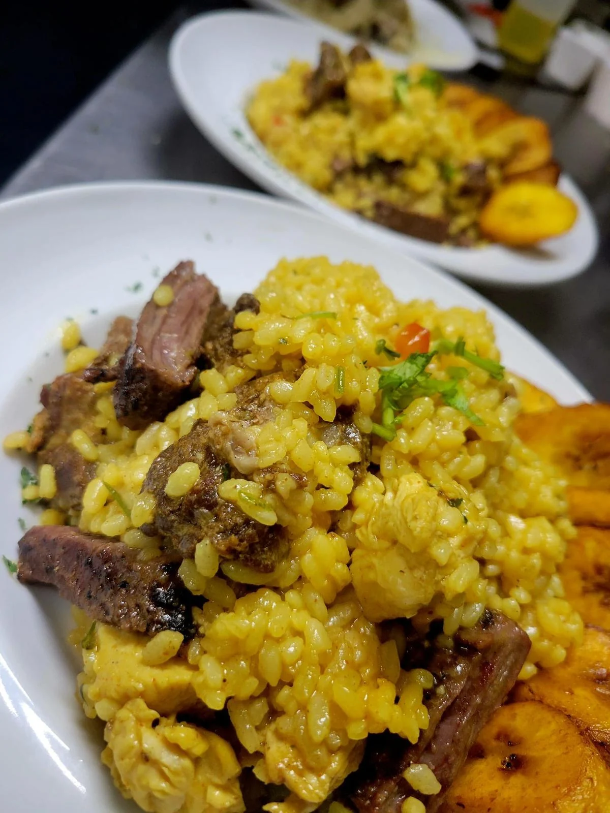 Arroz relleno de pollo, churrasco y carne frita