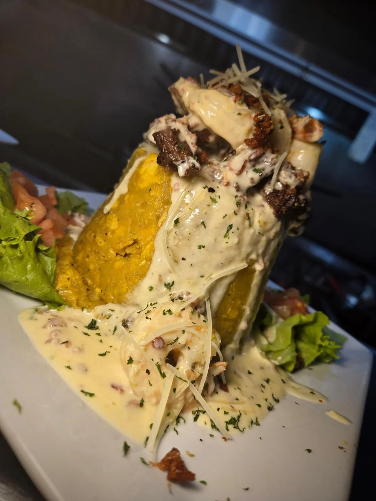 Mofongo relleno de plátano fresco con proteína y salsa homemade